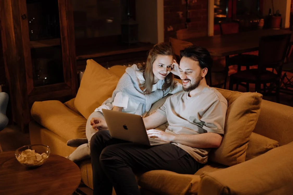 Couple using virtual marriage counseling